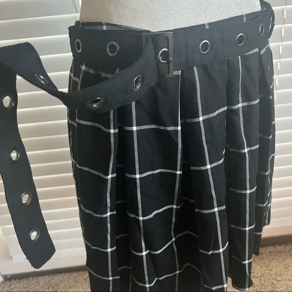 Hot Topic Sz Large Pleated Plaid Black White Skater School Skirt Belted Waist